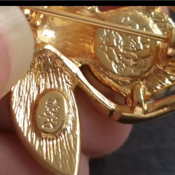 *RARE* STUNNING VINTAGE ESTATE SIGNED JOAN RIVERS BEE INSECT 1 1/8" BROOCH - Picture 3 of 5